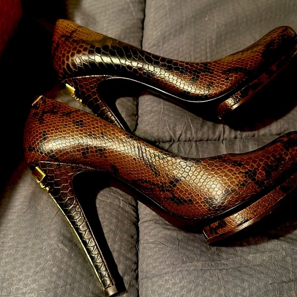 Tory Burch Brown Snakeskin platform pump.. Gently used wore once size 9.5 - Picture 3 of 6